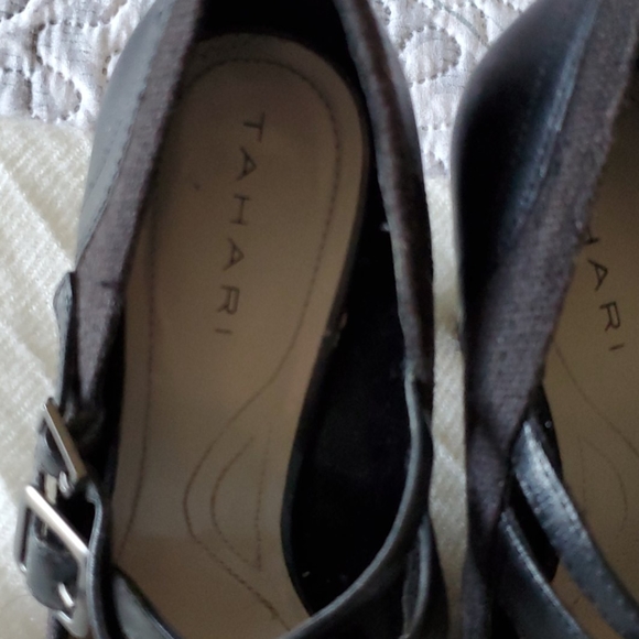 Tahari "Dani" peep toe pumps - size 6 - Picture 5 of 6